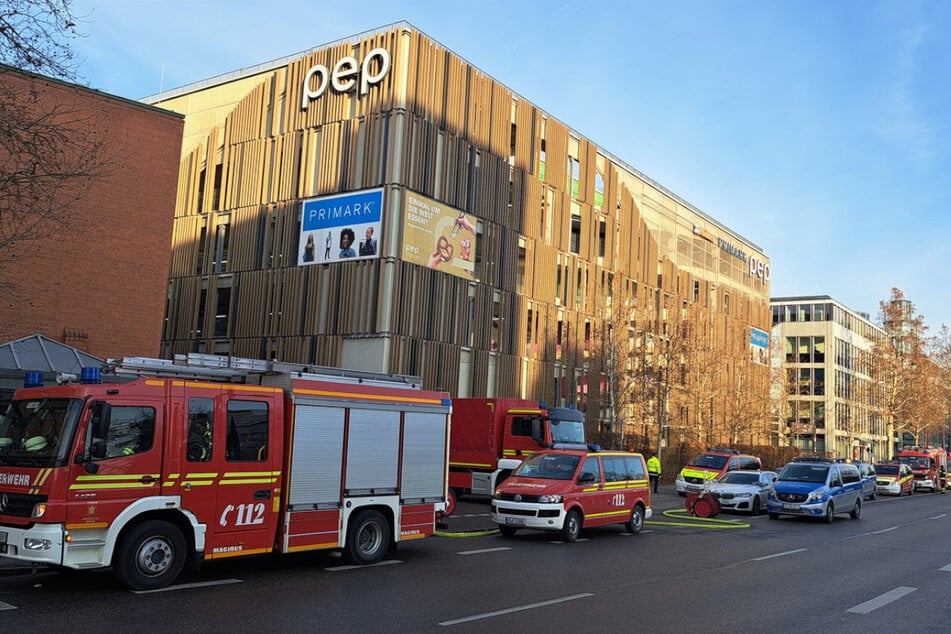 Am Einkaufszentrum in Neuperlach war die Feuerwehr mit einem Großaufgebot im Einsatz.