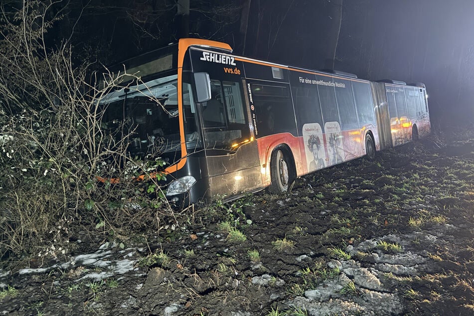 Der Bus war mit 13 Fahrgästen besetzt.