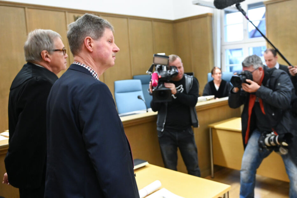 Klemens Olbrich (2.v.l.), Bürgermeister von Neukirchen, steht zu Prozessbeginn im Amtsgericht neben seinem Anwalt Karl-Christian Schelzke (l).