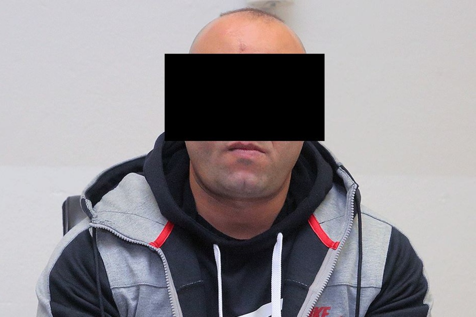 Dachdecker Ahmed S. (38) hockt mal wieder vorm Richter. Diesmal wegen räuberischer Erpressung und Widerstand gegen Vollstreckungsbeamte.