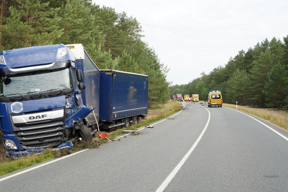 Auch der Lkw ist von dem Zusammenstoß gezeichnet.