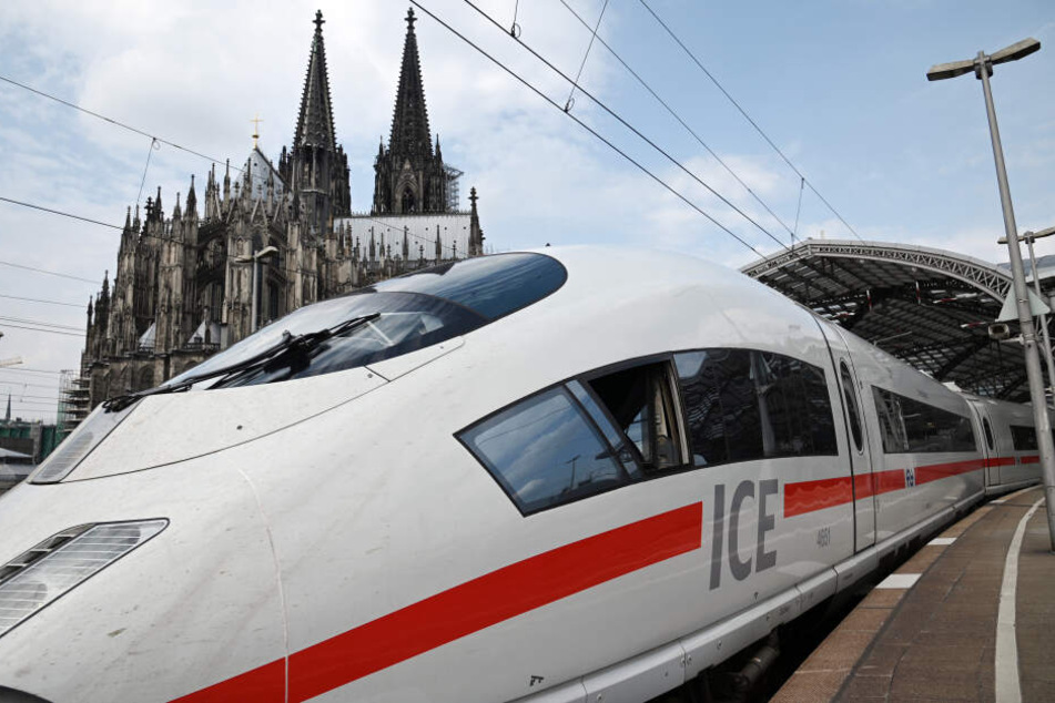 Ein Zug am Kölner Hauptbahnhof.