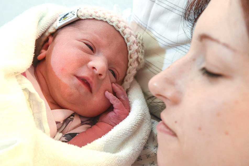 Mama Darlene Kuche (24) aus Flöha brachte mit den Zwillingen Helli und Ragnar gleich zwei Neujahrs-Babys auf die Welt.