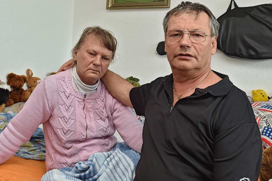Hannelore (58) und ihr Mann Gerhard T. (65) aus Dresden ärgern sich über die Erniedrigung und das Verhalten der Deutschen Bahn nach dem Vorfall.