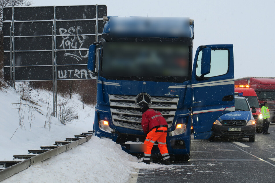 Unfall A72: Gesundheitliche Probleme! Lkw-Fahrer kommt von A72 ab und stirbt