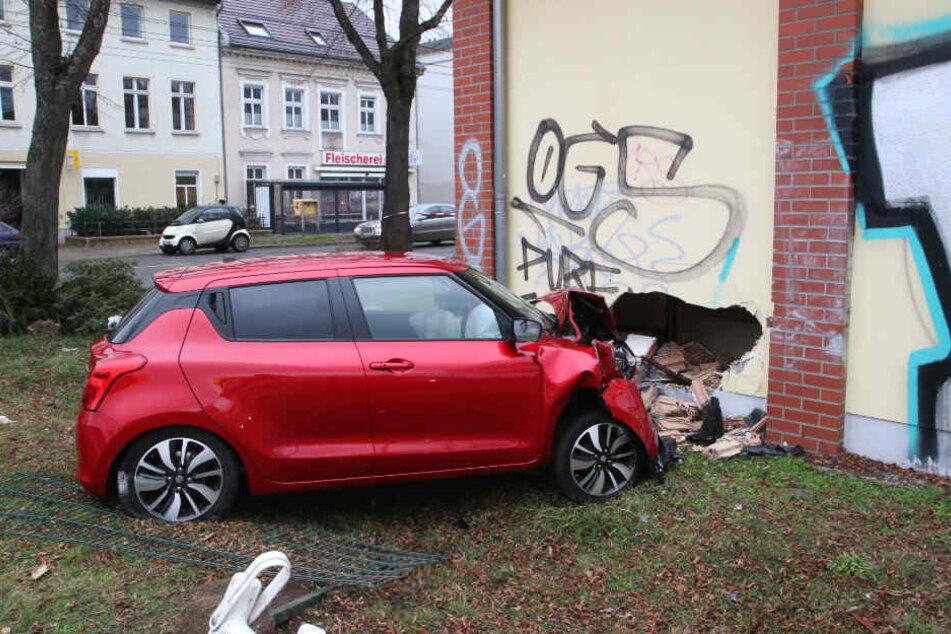 Das Auto drückte die Wand des Supermarktes ein.