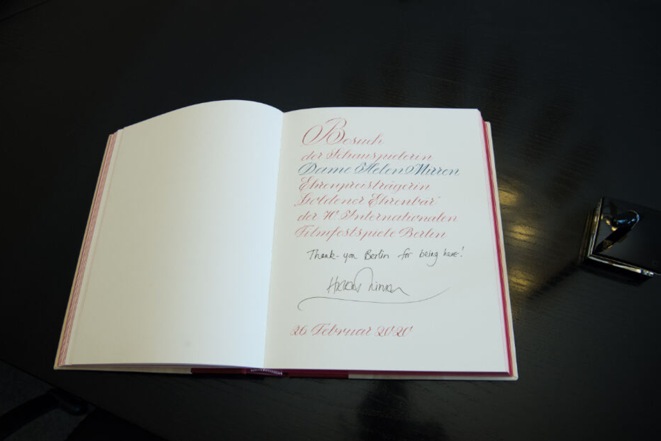 Die britische Schauspielerin Helen Mirren hat sich mit "Thank you Berlin for being here!" in das Gästebuch von Berlin eingetragen.