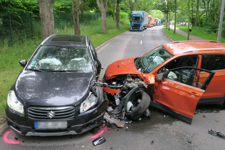 Die beiden Fahrer wurden bei dem Unfall verletzt.