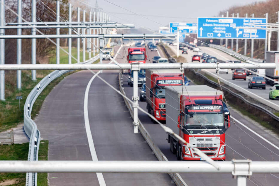 Auf der A1 zwischen Reinfeld und Lübeck wurden Oberleitungen installiert. (Archivbild)