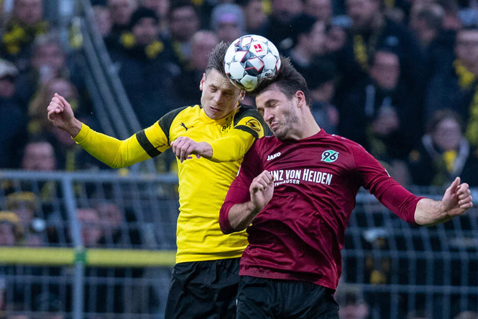 Zwei auffällige Kicker im Kopfballduell: Dortmunds Lukasz Piszczek (l.) und Hannovers Sturmtank Hendrik Weydandt (r.).
