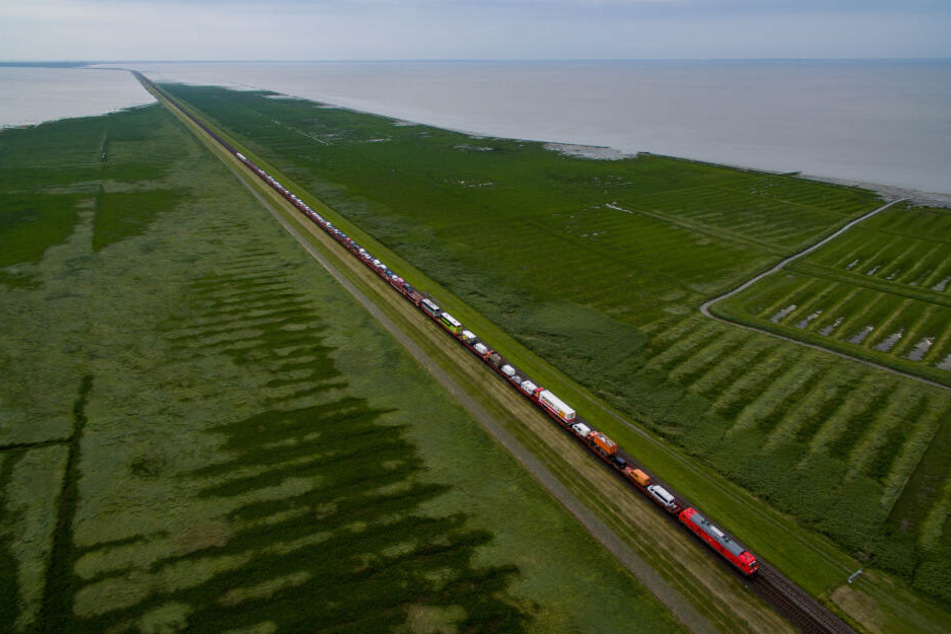 Mit dem Sylt-Shuttle werden von der Deutschen Bahn Autos vom Festland nach Westerland transportiert.