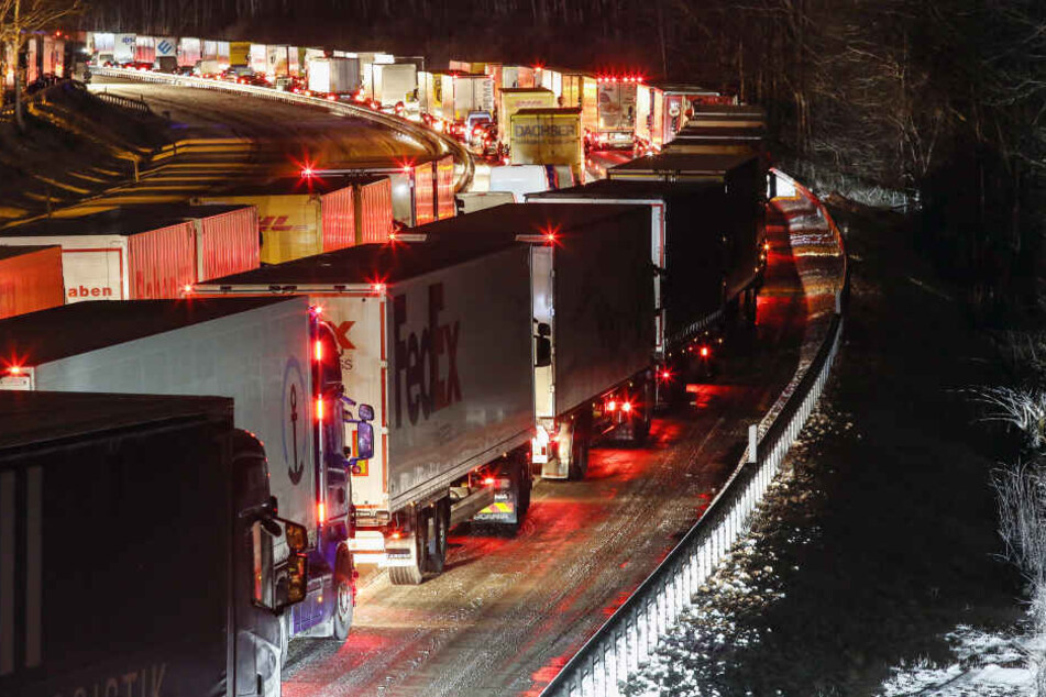 Siegen: Verkehrschaos und einen langen Stau gibt es auf der Autobahn A45 an der Raststätte Siegerland Ost zwischen Siegen und Freudenberg, Fahrtrichtung Siegen am Dienstag.