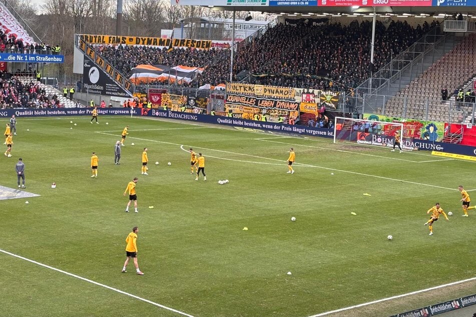 Rund eine halbe Stunde vor Spielbeginn wärmten sich die SGD-Kicker vor den mitgereisten Fans auf.