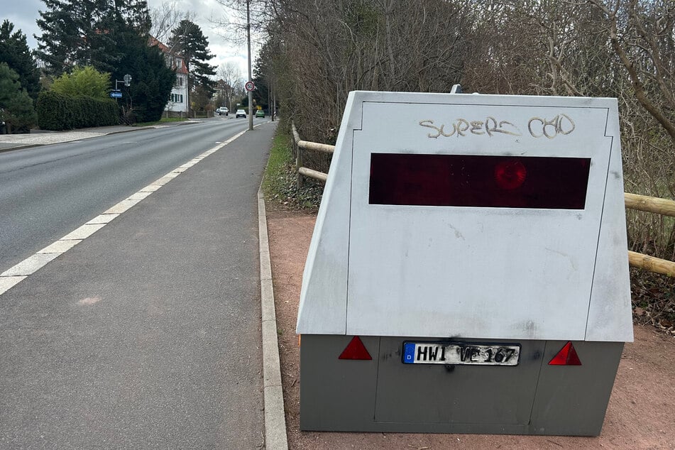 Vandalen haben unübersehbar ihren Frust am Superblitzer ausgelassen.