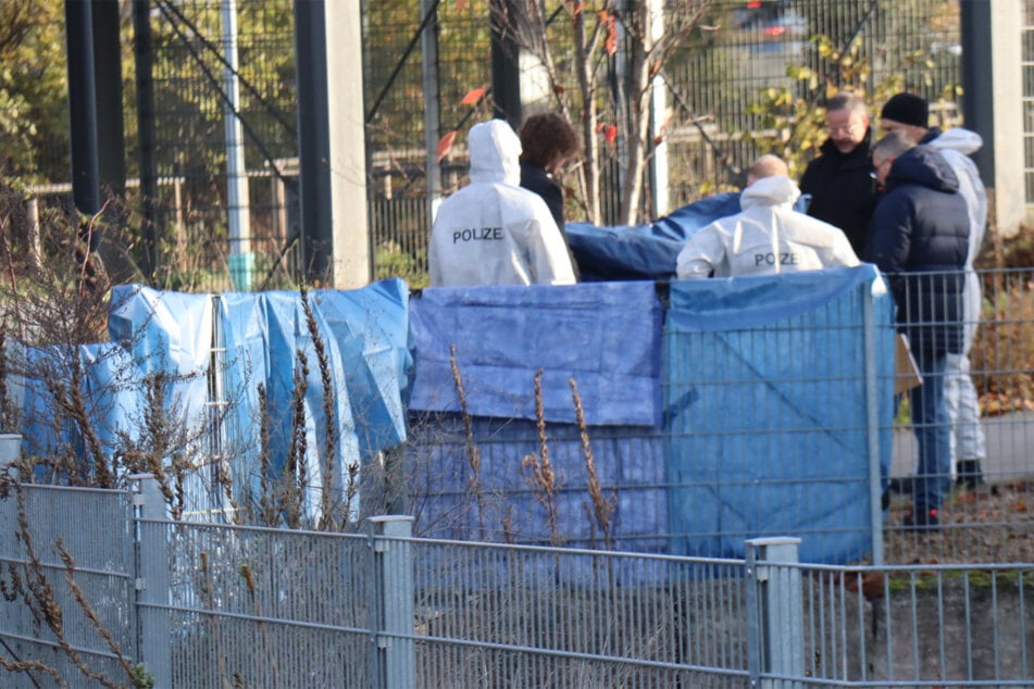 Gewaltverbrechen am Bahnhof? Mann erliegt vor Ort Verletzungen
