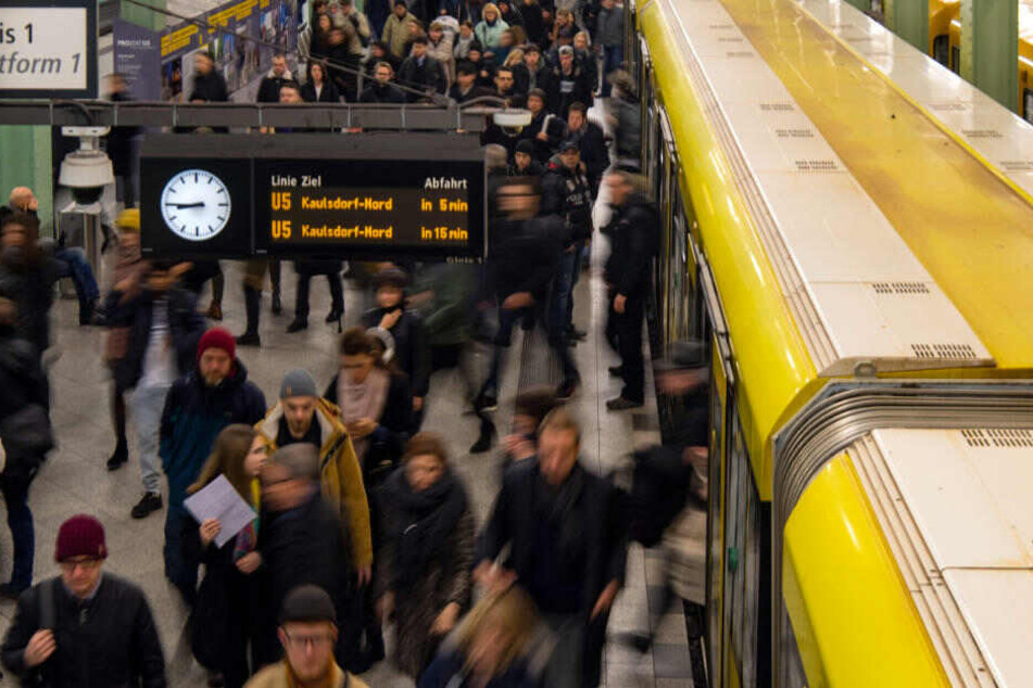 Fahrgäste steigen aus einer U-Bahn der Berliner Verkehrsbetriebe (BVG) am Alexanderplatz aus.