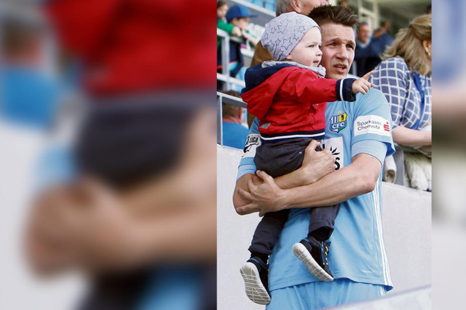 Daniel Frahn, hier mit Sohn Leo (wird im September zwei Jahre alt), hat sich nicht nur für den CFC, sondern auch für seine Familie entschieden. Ihr bleibt ein weiterer Umzug erspart.