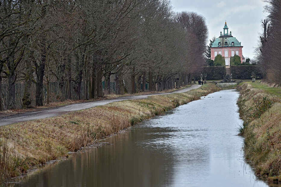 Der sanierte Kanalabschnitt. Im Hintergrund das Fasanenschlösschen. Der Kanal befindet sich südöstlich von Schloss Moritzburg am Fasanenschlösschen.
