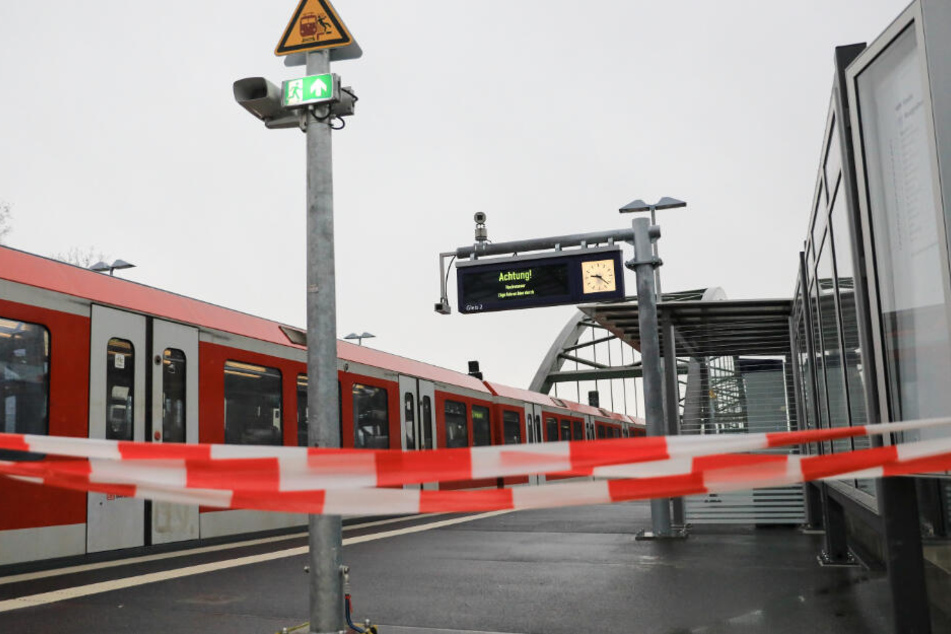 Die S-Bahn-Station war aufgrund des Hochwassers gesperrt. Die Züge fuhren ohne Halt vorbei.