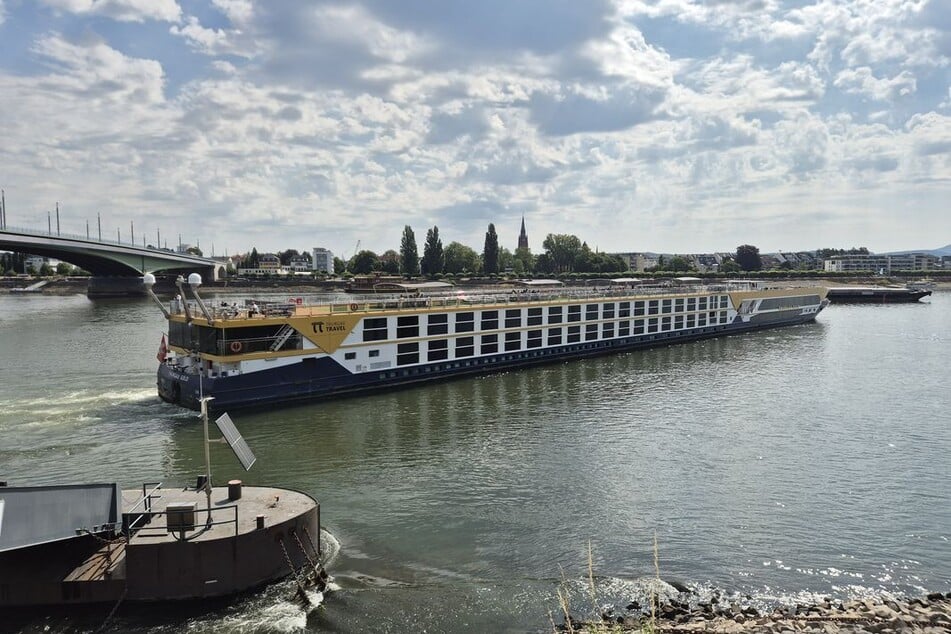 Das Hotelschiff hatte sich am Donnerstagmorgen bei einem Anlegemanöver auf Höhe der Bonner Oper festgefahren.