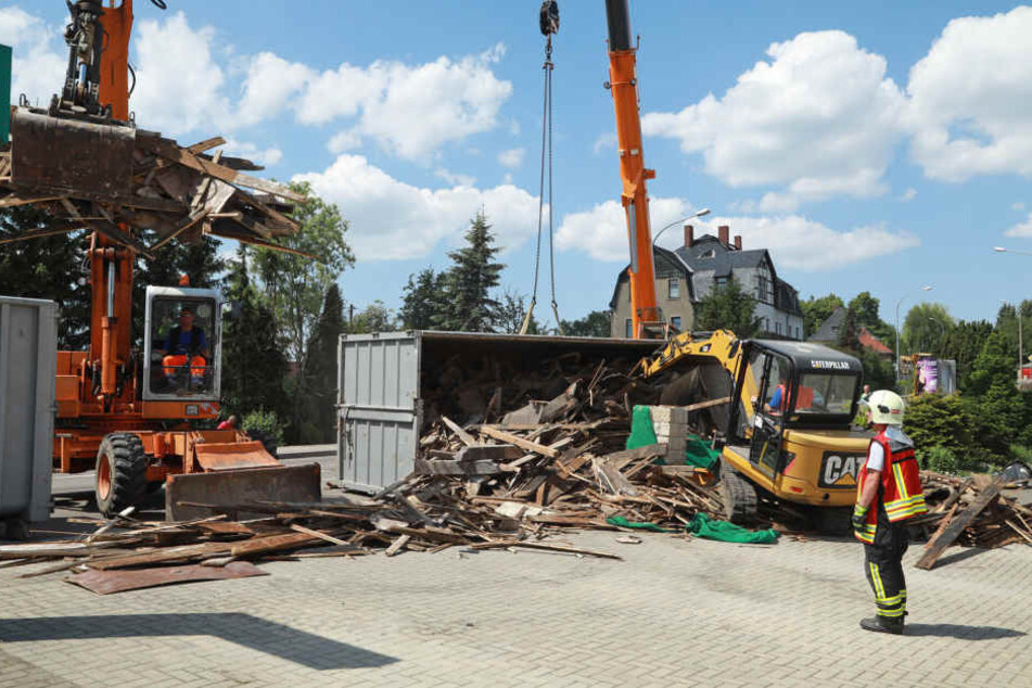 Beim Crash verteilte sich die komplette Ladung des Lasters auf dem Gelände eines Autohauses.