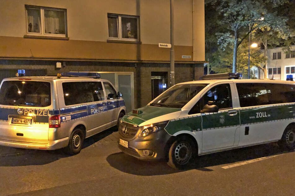 Zoll, Polizei und Ordnungsamt durchsuchten am Freitagabend mehrere Objekte in Ratingen.