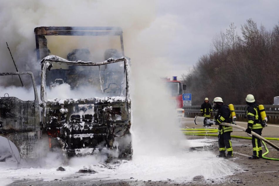 Die Feuerwehr versucht den Lkw zu löschen.