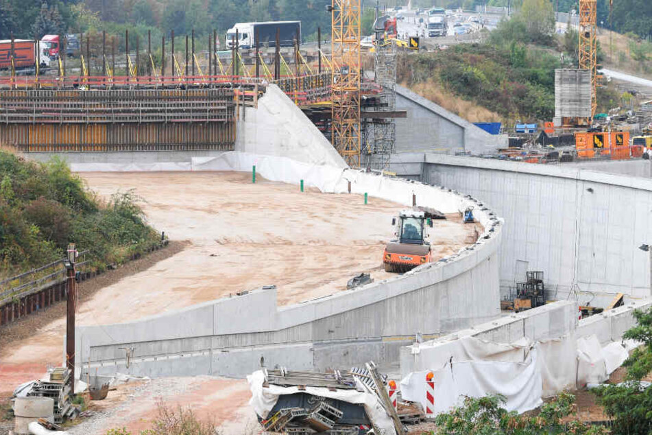 Verkehrsprojekt Riederwaldtunnel: Das Foto zeigt einen Blick auf die Großbaustelle am Autobahndreieck Erlenbruch an der Frankfurter Ostumgehung der A661.