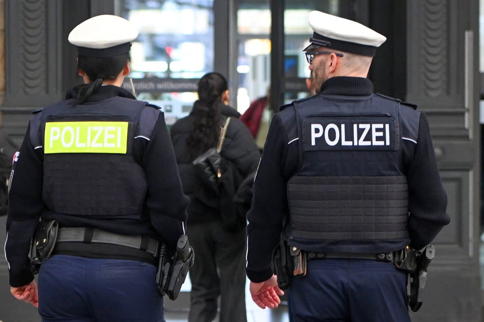 Dresden: Junger Mann will vor Polizei-Streife im Hauptbahnhof flüchten: Blick in seinen Rucksack verrät Grund dafür