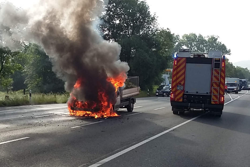 Ausgelaufene Flüssigkeiten brannten sich in den Asphalt.