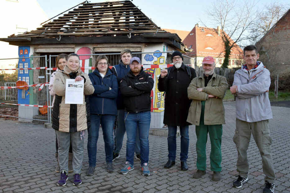 Sie kämpfen gegen den Abriss ihres am Neujahrstag abgebrannten Buswartehäuschens: Katja Scheller (2.v.l.) und ihre Mitstreiter.