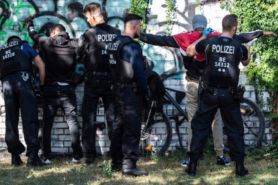 Polizeibeamte kontrollieren im Görlitzer Park mutmaßliche Drogendealer. (Archivbild)