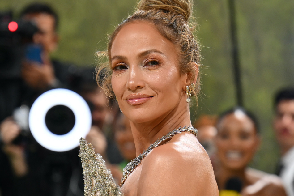 Jennifer Lopez (pictured) shut down a reporter who ambushed her with Ben Affleck divorce questions.