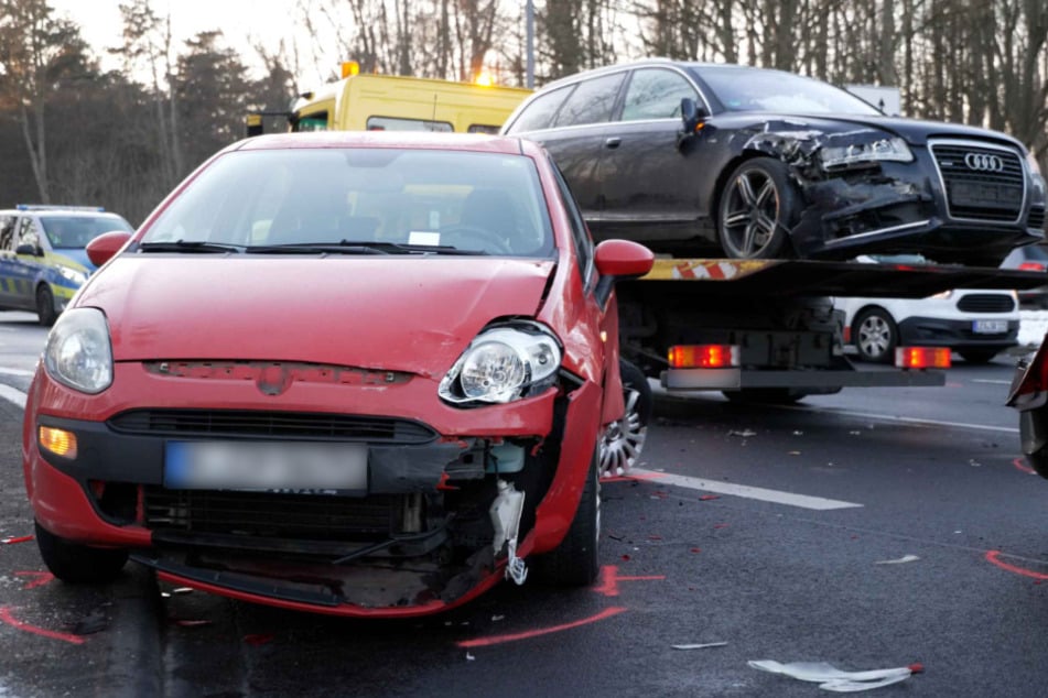 Mann brettert auf Flucht in wartende Autos, dann nimmt er die Beine in die Hand