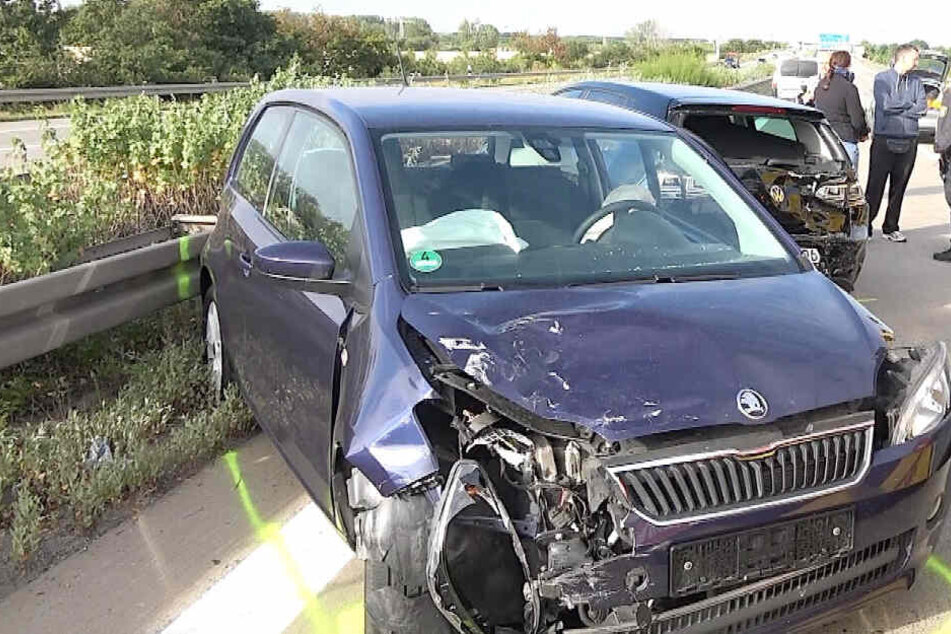 Drei weitere Autos rasten in die Unfallstelle.