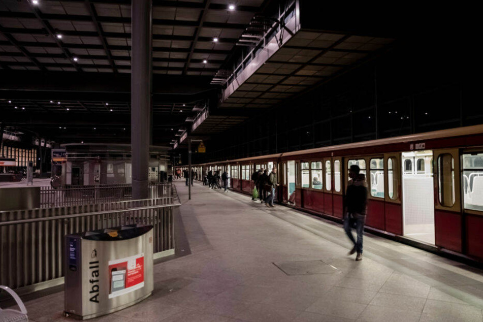 Der Mann verfolgte die Frau am S-Bahnhof Südkreuz. (Archivbild)