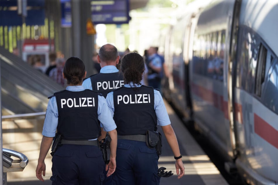 Die Passagiere dürfen nach einem mehrstündigem Stopp wieder in den Zug einsteigen.