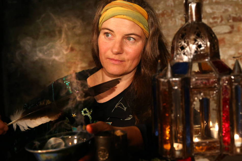 Peggy Burian (48) macht die Märchen auch zu einem Erlebnis für die Nase. Und böse Geister werden obendrein vertrieben.