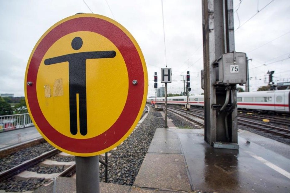 Der Ausflug in die Gleise hatte für den Mann glücklicherweise keine schweren Konsequenzen (Symbolbild).