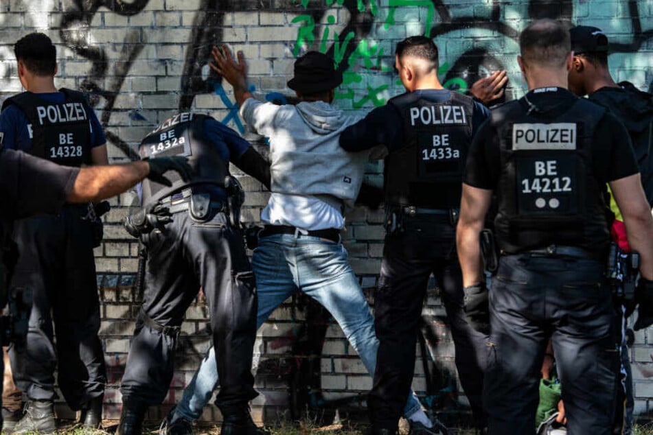 Polizisten filzen einen mutmaßlichen Drogendealer. (Archivbild)