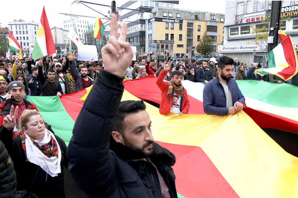 In Hannover demonstrierten am Wochenende viele Kurden gegen den Angriff der türkischen Armee auf Nordsyrien.