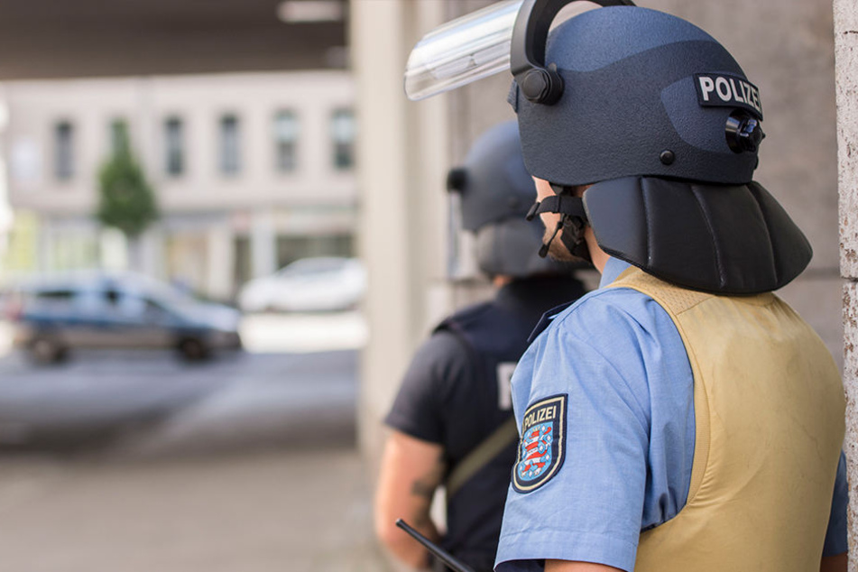 Nur mit Schutzausrüstung näherten sich die Polizisten dem Parkhaus "Anger1".