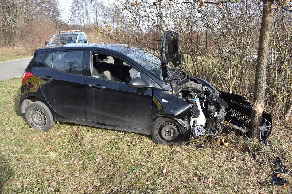 Hyundai kracht frontal gegen Baum: Zwei Personen verletzt, eine davon schwer