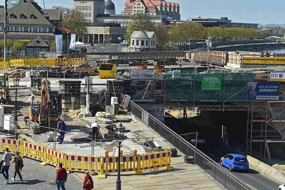Bauarbeiter verlegen an der Augustusbrücke momentan 1500 Quadratmeter Granitplatten für die neuen Fußwege.
