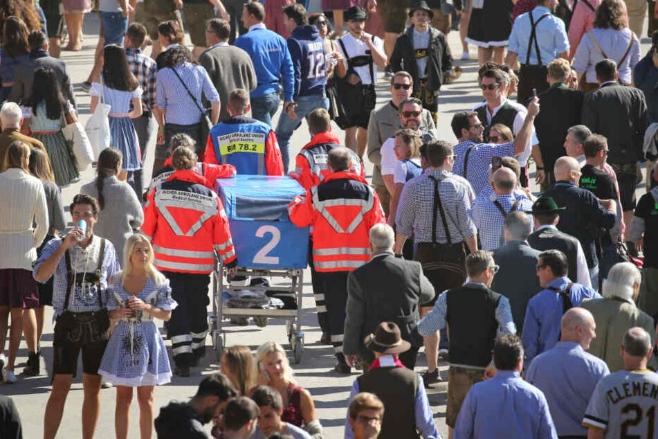 Mobile Sanitäter laufen durch die Menschenmenge auf dem Oktoberfest. (Archivbild)