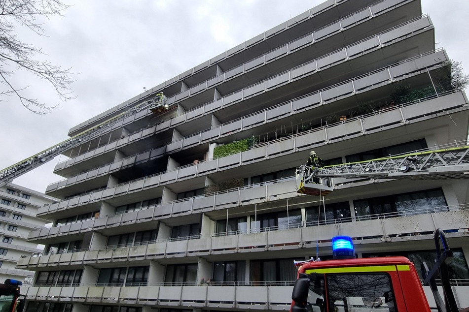 Bei dem Brand in einem mehrstöckigen Wohnhaus auf der Teichsstraße konnten alle Bewohner von der Feuerwehr gerettet werden.