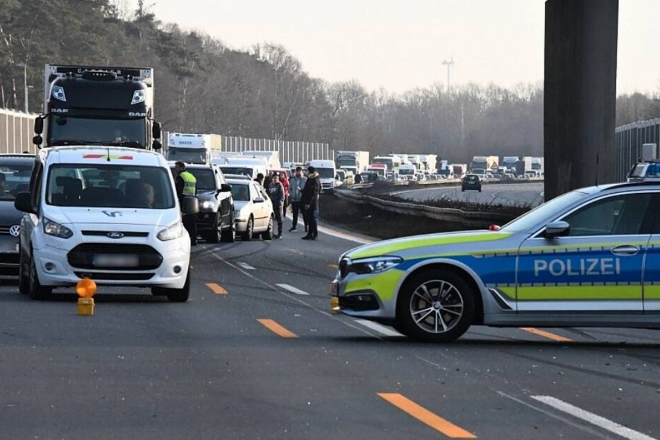 Die Polizei sperrte die komplette Autobahn in Richtung Dortmund.