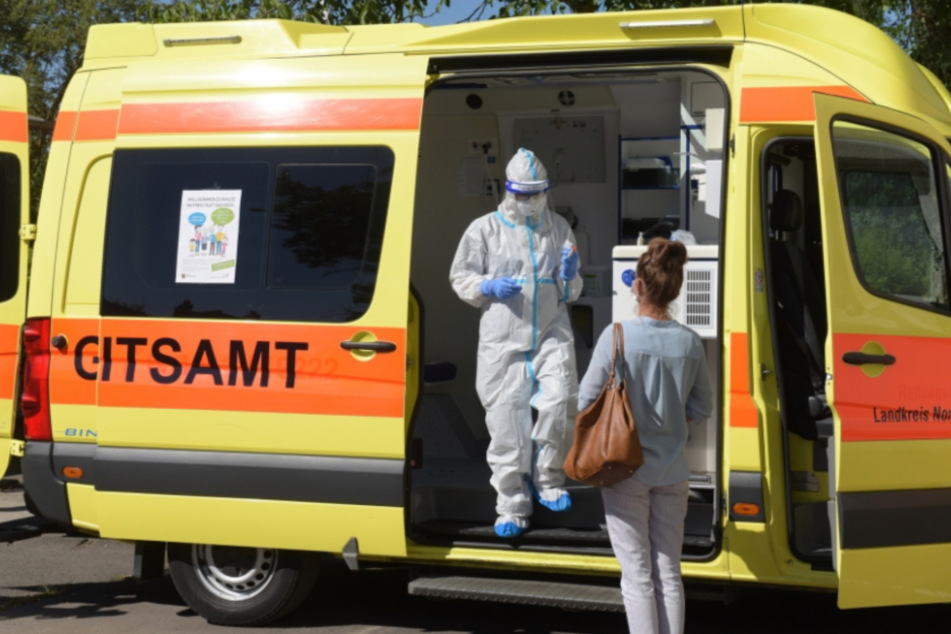 Das Gesundheitsmobil, ein umgebauter Rettungswagen, soll dabei helfen, auf plötzlich auftretende Corona-Fähe schneller reagieren zu können.