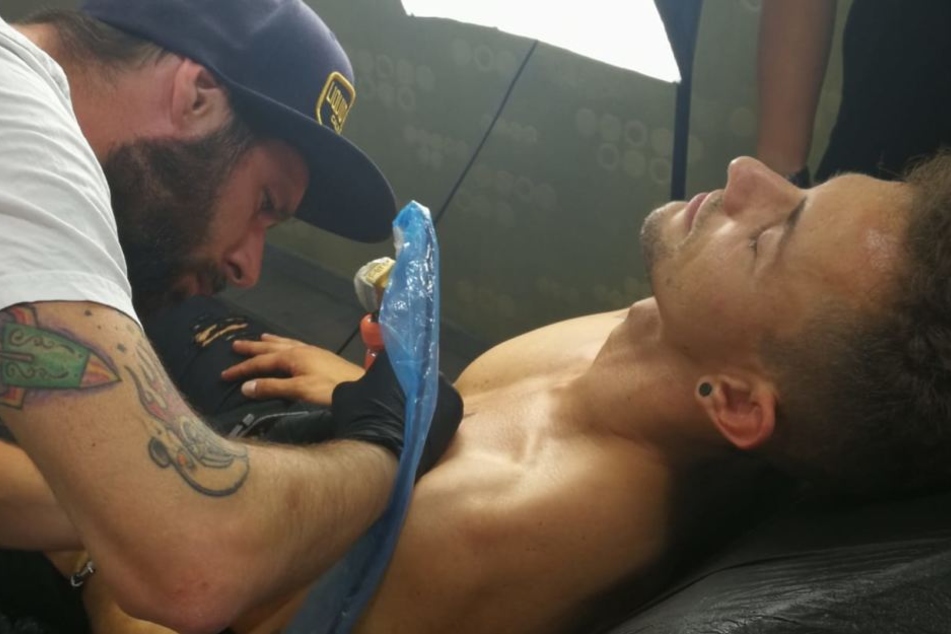 Auch die Brust des 29-Jährigen fiel der Nadel zum "Opfer".