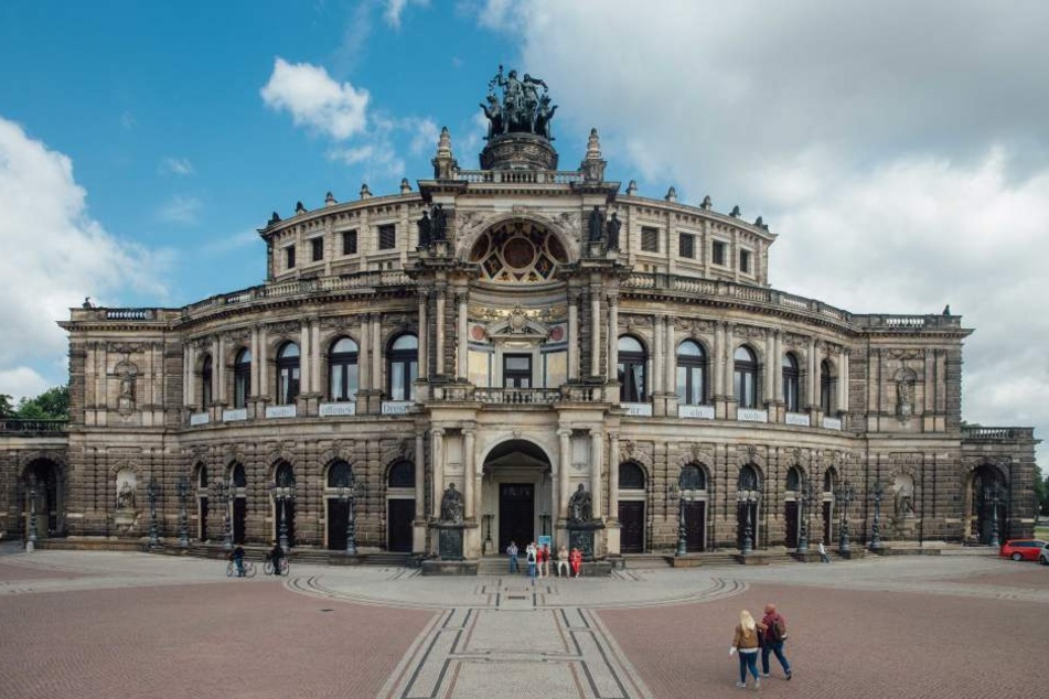 Die Semperoper wurde in den vergangenen 177 Jahren zwei Mal zerstört. 1869 brannte sie ab und 1945 wurde sie ausgebombt. Beide Male wurde sie in jahrelanger Arbeit wieder aufgebaut.